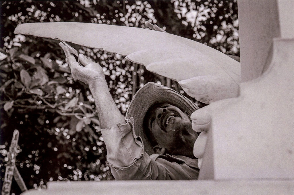 photograph from the Cementerio de Colón series by Figueredo Véliz