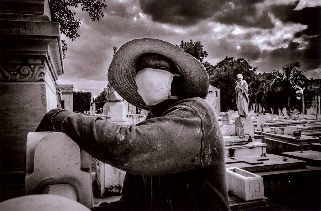 photograph from the Cementerio de Colon series by Figueredo Véliz