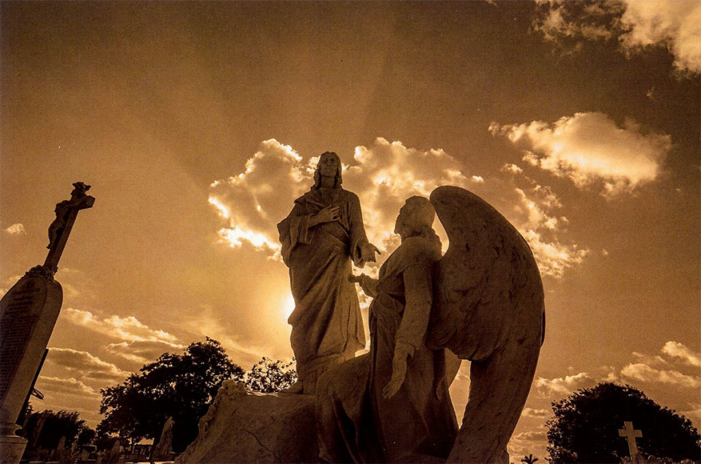 photograph from the Cementerio de Colon series by Figueredo Véliz